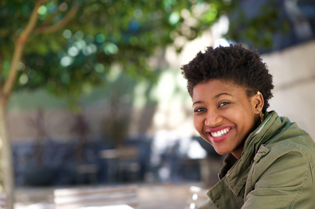 Close up portrait of a smiling african american woman outdoorsの写真素材