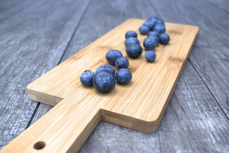 Fresh blueberries on bamboo cutting board.の写真素材