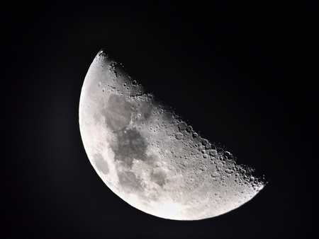 Black an white moonの素材