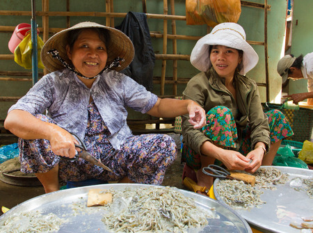 South Vietnam - Oct 17, 2011: Two shrimp vendors at the Can Tho floating marketのeditorial素材