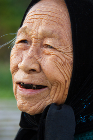 Hoi An, Vietnam - Oct 26, 2011:   woman says helloのeditorial素材