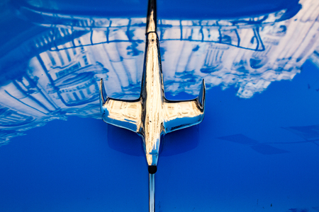 Havana, Cuba, Nov 20, 2017 - Hood ornament on 1950's Classic American Ford Fairlaneのeditorial素材