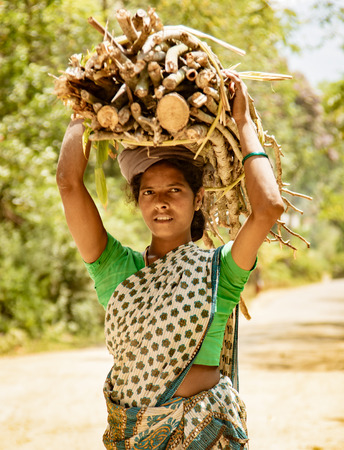 Mannar, India, Mar 8, 2018 - Woman carries her load on her headのeditorial素材