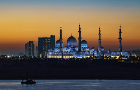 ABU DHABI, UAE, MAR 21, 2018: Sheik Zayed Mosque as seen at nightのeditorial素材