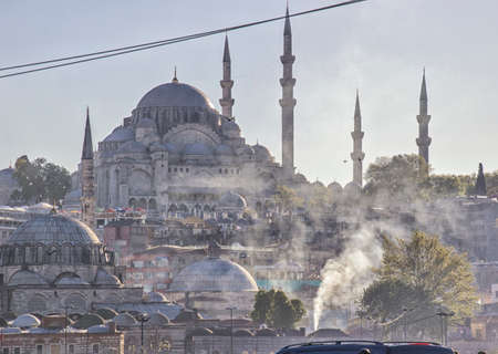 ISTANBUL, TURKEY, APR 16, 2016 - Cars and industry create a heavy smog layer in Istanbul, showing the Blue Mosque in a hazeのeditorial素材