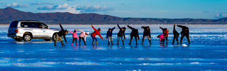 Uyuni, Bolivia, 01182023 - People pose for photographs on the Bolivian Salt Flats.のeditorial素材