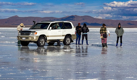 Uyuni, Bolivia, 01182023 - People pose for photographs on the Bolivian Salt Flats.のeditorial素材