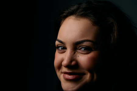 Bright Smile Portrait Of A Woman In Studio Lighting Warm, Confident Headshotの写真素材