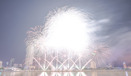 DIFF (Da Nang International Fireworks Festival 2017) Vietnam Jun 2017.のeditorial素材