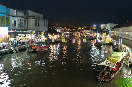 Samutsongkhram, Thailand- January 4, 2014: Unknown seller who sells souvenirs, a traditional Thai at Amphawa Floating market, the most popular floating market in Thailand. のeditorial素材