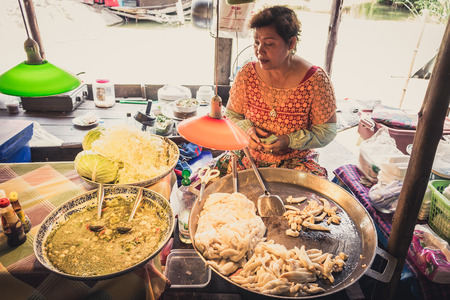 Phra Nakhon Si Ayutthaya, Thailand - April 14, 2015: Ayothaya Floating Market. Has a many visitors, both Thais and foreign visitors with varieties of Thai clothes and Thai food at Ayutthaya,Thailandのeditorial素材