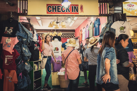 Phra Nakhon Si Ayutthaya, Thailand - April 14, 2015: Ayothaya Floating Market. Has a many visitors, both Thais and foreign visitors with varieties of Thai clothes and Thai food at Ayutthaya,Thailandのeditorial素材