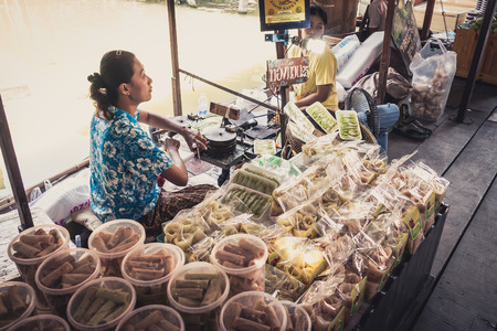Phra Nakhon Si Ayutthaya, Thailand - April 14, 2015: Ayothaya Floating Market. Has a many visitors, both Thais and foreign visitors with varieties of Thai clothes and Thai food at Ayutthaya,Thailandのeditorial素材