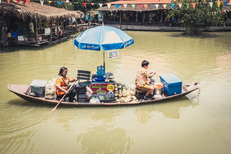 Phra Nakhon Si Ayutthaya, Thailand - April 14, 2015: Ayothaya Floating Market. Has a many visitors, both Thais and foreign visitors with varieties of Thai clothes and Thai food at Ayutthaya,Thailandのeditorial素材