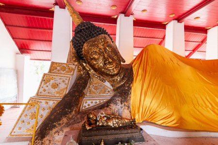 Explore the serene beauty of a reclining Buddha statue symbolizing peace and enlightenment in Thai culture.の写真素材