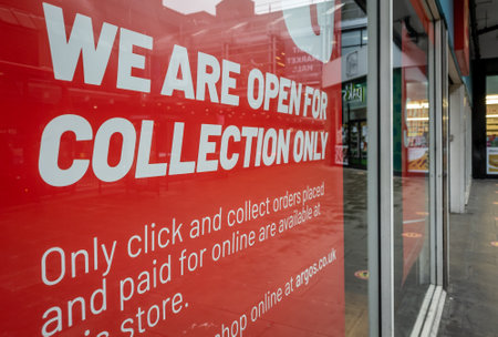 London. UK. 10.05.2020. A window sign of a high street retailer informing customers of Covid-19 trading restrictions.のeditorial素材