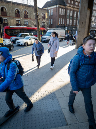 London. UK. 03.11.2021. Parents on school run taking their children to attend school.のeditorial素材