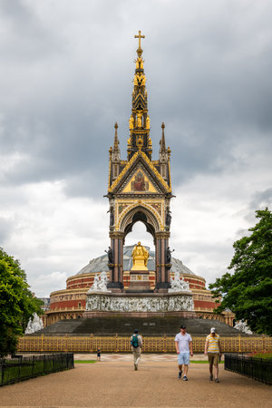 London. UK- 07.11.2021. The north side of the Albert Memorial with the Royal Albert Hall in the background.のeditorial素材