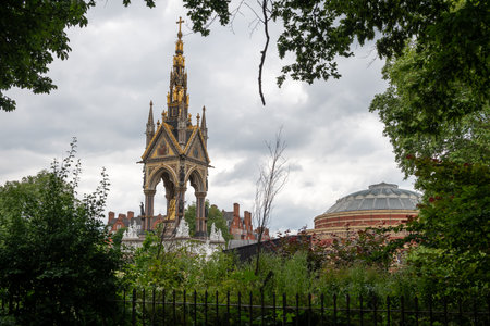 London. UK- 07.11. 2021. The Abert Memorial and the Royal Albert Hall as viewed from Kensington Gardens.のeditorial素材