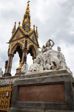 London. UK- 07.11. 2021. The Albert Memorial in Kensingto Gardens showing the statues and the monument.のeditorial素材