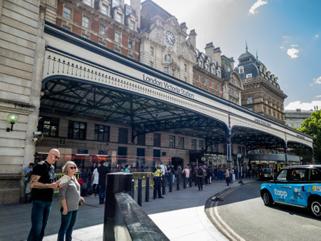 London, UK-06.08.2022. The frontage and name sign of Victoria Train Station.のeditorial素材