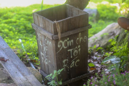 trash can with the words "please give me trash" in the gardenの写真素材
