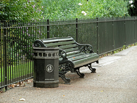 Bench and trash can in a London parkの写真素材