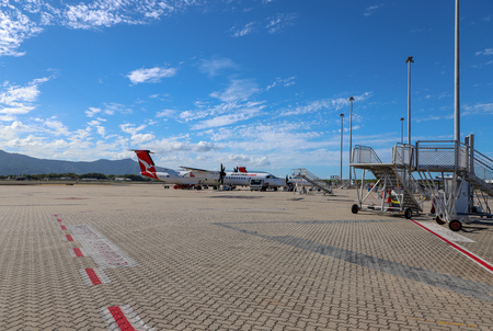BRISBANE, Queensland, AUSTRALIA - 24 Dec 2017-  QantasLink(Qantas) landing at The Brisbane Airport (BNE).のeditorial素材