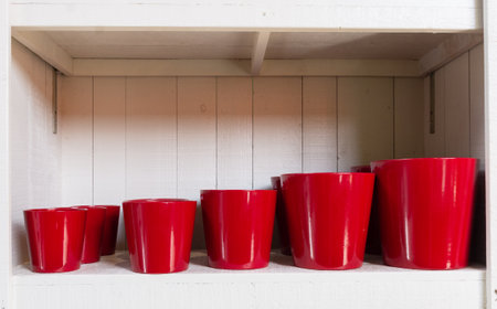 pots on the shelf from least to greatestの写真素材