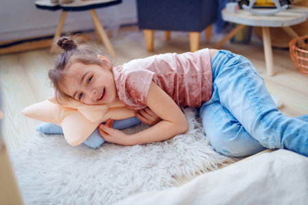 Portrait of smiling little girl looking at cameraの写真素材