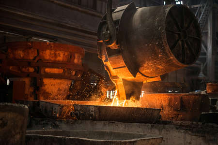 Tank pours liquid metal in the molds