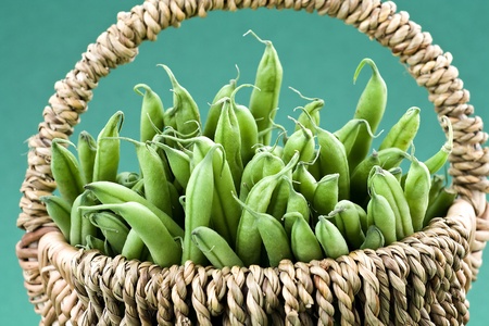green beans in basketの写真素材