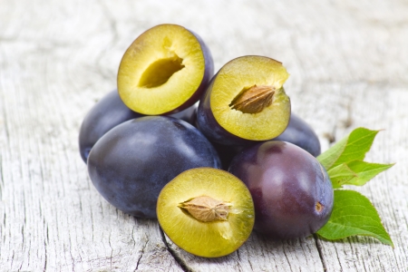 fresh plums on old wooden backgroundの写真素材