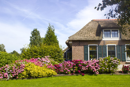 GIETHOORN, NETHERLANDS -typical dutch county side of houses and gardensのeditorial素材