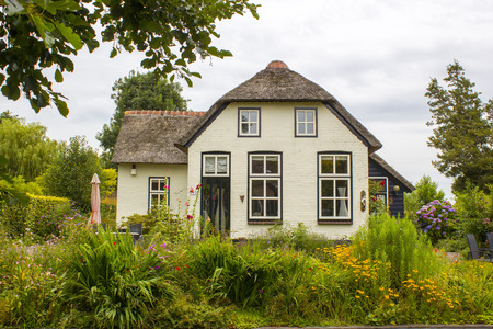 GIETHOORN, NETHERLANDS -typical dutch county side of houses and gardensのeditorial素材