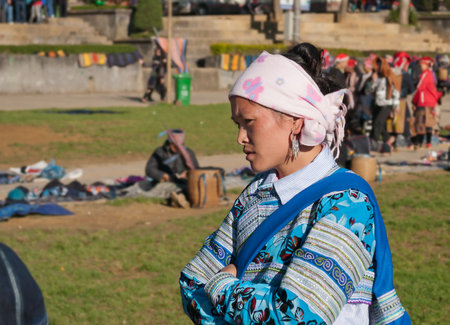 SAPA, VIETNAM - DEC 15: Unidentified Hmong tribe woman on the market on December 15, 2012, in Sapa, Vietnam.The majority of citizens in Sapa are Hmong and Dao people for over 70% of the populationのeditorial素材