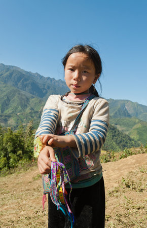 SAPA, VIETNAM - DEC 15: Unidentified Black Hmong tribe girls. on December 15, 2012, in Sapa, Vietnam.The majority of citizens in Sapa are Hmong and Dao people for over 70% of the populationのeditorial素材