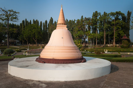 PATTAYA, THAILAND - JAN 04, 2014: Phra Pathom Chedi in Mini Siam Park. Mini Siam is a famous miniature park attraction. It had been constructed in 1986のeditorial素材