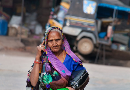 ORCHHA, INDIA - DEC 19, 2014: Unidentified Indian woman talking on mobile phone on the streetのeditorial素材