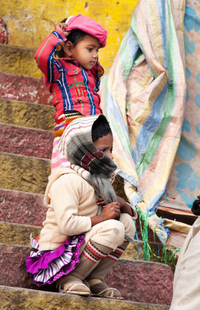 VARANASI, INDIA - DEC 23, 2014: Unidentified Indian children on the steps of Ghat in Varanasi. Uttar Pradesh, Indiaのeditorial素材
