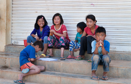 BANGALORE, INDIA - DEC 26, 2014: Unidentified Indian children play on the steps of the house in Bangalore.  Karnataka. Indiaのeditorial素材