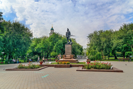 Astrakhan, Russia - September 06, 2016: Sculpture Red Army soldiers on mass grave in Park Fraternal Gardenのeditorial素材
