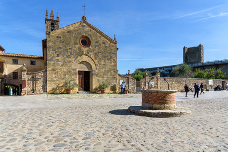 Monteriggioni, Italy - September 26, 2018: View of Rome square and Church of Santa Maria assunta. Tuscanyのeditorial素材