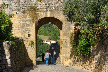 Monteriggioni, Italy - September 26, 2018: Gate in city stone wall of Castle of Monteriggioni. Tuscanyのeditorial素材