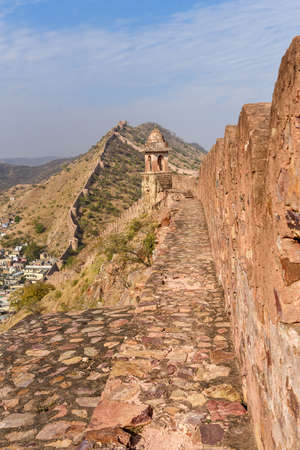 Ancient long wall with towers around Amber Fort. Jaipur. Rajasthan. Indiaの写真素材