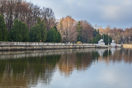 Minsk, Belarus - November 15, 2018: Embakent of Svisloch river in Yanka Kupala Park in autumnのeditorial素材