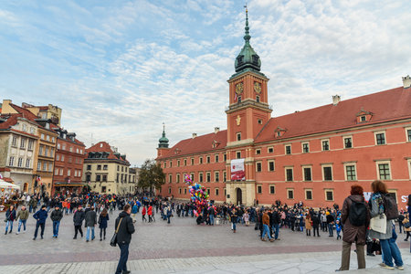 Warsaw, Poland - November 12, 2018: Royal Castle and Castle Square with crowd of peopleのeditorial素材
