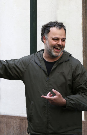 Street portrait of adult laughing man with curly hairのeditorial素材