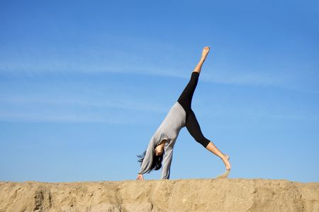 Girl is in sports against the backdrop of the sky