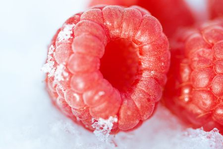 Image raspberries lying in the snowの写真素材
